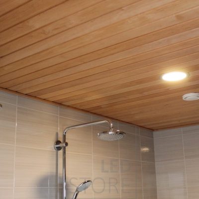 Pesuhuoneen katossa pyöreä led-plafondi valaisemassa lämmintä, tasaista valoa. Valaisin on kosteussuojattu (IP54). Ledstore.fi