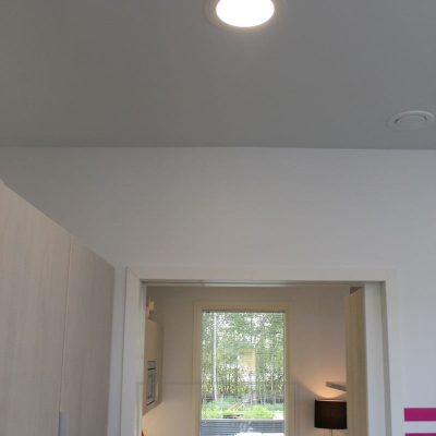 Pelkistetty, himmennettävä ja värilämpötilasäädettävä led-plafondi sopii käytettäväksi kaikissa kodin tiloissa. Ledstore.fi