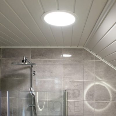 UPPOAVA 240 led plafondi valaisemassa suihkua ja pesuhuonetta. Plafondi on kosteussuojattu (IP54). Ledstore.fi