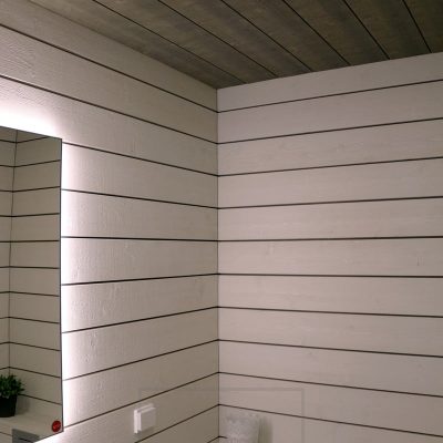 Kattovalaistuksena led-plafondit ja tunnelmallisena epäsuorana valona led valopeili. Ledstore.fi
