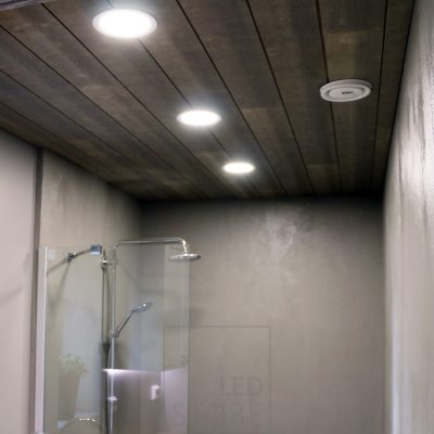 Plafondit valaisemassa kylpyhuonetta. Led-plafondien valo on tasaista ja sopii erinomaisesti yleisvaloksi. Ledstore.fi