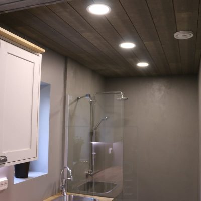 Plafondit valaisemassa kylpyhuonetta. Led-plafondien antama valo on spottia tasaisempaa ja sopii erinomaisesti yleisvaloksi. Ledstore.fi