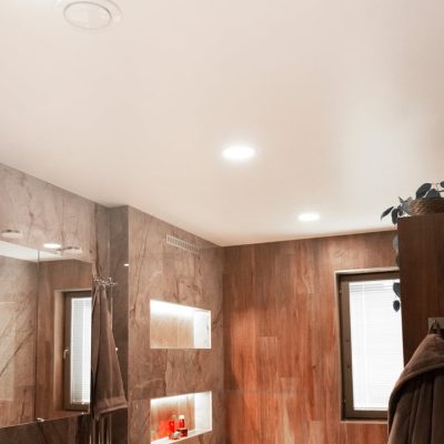 Kylpyhuoneessa led-plafondit. Valaisimen antama valo on spottia tasaisempaa ja sopii erinomaisesti yleisvaloksi. Ledstore.fi