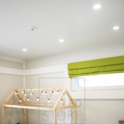 Pienet plafondit lastenhuoneen valaistuksena. Pyöreä plafondi sopii pehmeämpää muotokieltä hakevalle ja rauhallisen tunnelmallisiin tiloihin. Ledstore.fi
