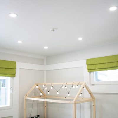 Pienet pyöreät plafondit lastenhuoneen laadukkaana valaistuksena. Plafondit sopivat pehmeämpää muotokieltä hakevalle ja rauhallisen tunnelmallisiin tiloihin. Ledstore.fi