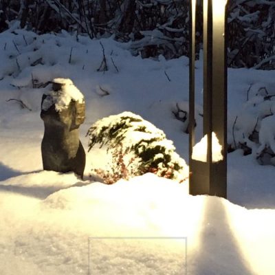 Talvista pihaa valaisemassa FUNK POLLARI. Valo aukeaa kolmeen suuntaan ja valon kantama on noin 4 metriä. Ledstore.fi