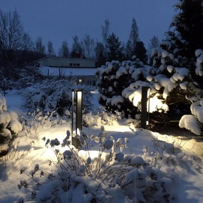 Talvista pihaa valaisemassa FUNK POLLARIT. Valo aukeaa kolmeen suuntaan valaisten tehokkaasti ympärilleen. Ledstore.fi