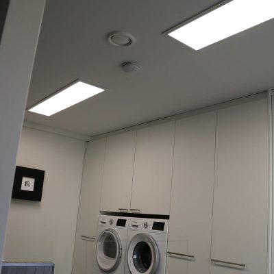 Kodinhoitohuoneessa UPPOAVA paneeli 300x1200. Paneeli sulautuu täydellisesti kattoon ja luo efektin kattoikkunasta huoneen valaistuksessa. Ledstore.fi