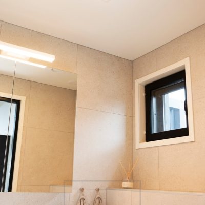 Led Paneeli kylpyhuoneessa valaisemassa tasaista ja tehokasta valoa. Lisäksi peilikaapissa valo valaisemassa kasvoja. Ledstore.fi