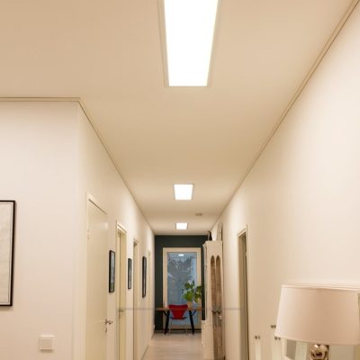 Käytävällä UPPAVA-paneeleita, koossa 300x1200 on led-valaisin vaativaan makuun. Paneeli sulautuu täydellisesti kattoon ja luo efektin kattoikkunasta huoneen valaistuksessa. Ledstore.fi