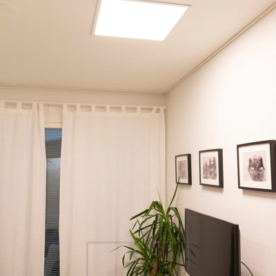 Iso 600x600 paneeli-valaisin valaisemassa makuuhuoneeseen tasaista valoa. Valaisin on tehokas ja muistuttaa kattoikkunaa. Ledstore.fi