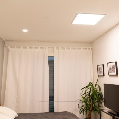 Makuuhuoneen valaistus toteutettu isolla, kattoikkunaa muistuttavalla paneeli-valaisimella sekä pienemmillä plafondi-valaisimilla. Ledstore.fi