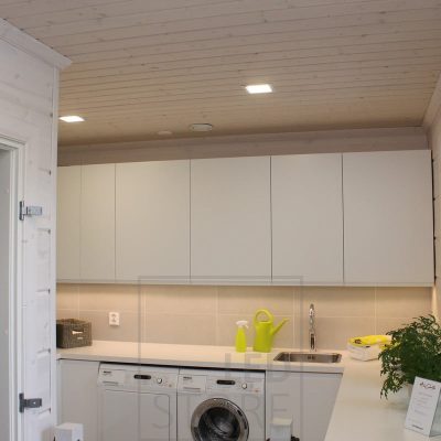 Minimalistiset paneeli-valaisimet valaisevat kodinhoitohuoneen tasaisesti. Työtasoa valaisevat led valonauhat alumiiniprofiileissa kiinnitettynä yläkaappien pohjaan. Ledstore.fi