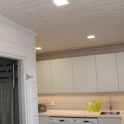 Minimalistiset paneeli-valaisimet valaisevat kodinhoitohuoneen tasaisesti. Työtasoa valaisevat led nauhat kiinnitettynä yläkaappien pohjaan. Ledstore.fi