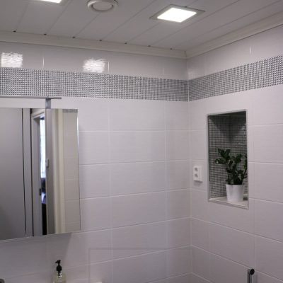 Kylpyhuoneen valaistus toteutettu paneeli-valaisimilla. Valo aukeaa valaisimesta 110 astetta. Ledstore.fi