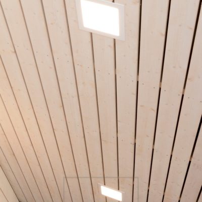 Paneeli-valaisimet asennettuna laudoitettuun kattoon.  Led-paneelivalaisimien kehykset on aina paneeleissa maalattu valkoisiksi, joten ne mukautuvat tyylikkäästi ja eleettömästi kattoon. Ledstore.fi