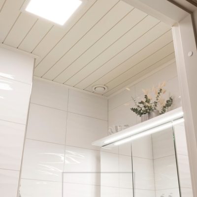 Paneeli-valaisin asennettuna kylpyhuoneen kattoon laadukkaaksi yleisvalaistukseksi. Ledstore.fi 