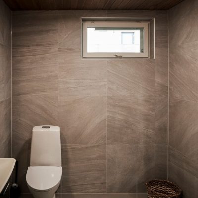 Led paneelivalo valaisee kylpyhuoneen tasaisesti ja nelikulmainen muotokieli sopii hyvin modernia muotokieltä hakevalle. Ledstore.fi