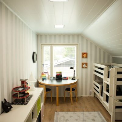 Lastenhuoneen valaistus - kattovalaistuksena värilämpötilasäädettävät led paneeli-valaisimet. Lämmin valo rauhoittaa. Ledstore.fi 