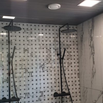 Kylpyhuoneen kattovalaistuksena UPPOAVA led paneeli-valaisimet. Ledstore.fi