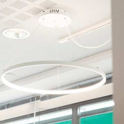 RINKELI-riippuvalaisin valaisemassa toimistoa. Valo tulee valkoisen diffuuserin läpi, valaisimen sisäkehältä. Ledstore.fi