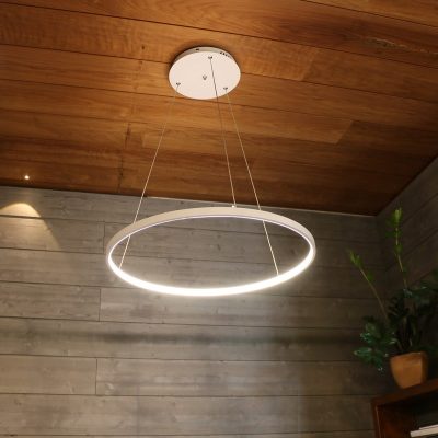 RINKELI riippuvalaisin on minimalistinen ja siro, ja se sopii kotien lisäksi toimistojen valaisuun. Ledstore.fi