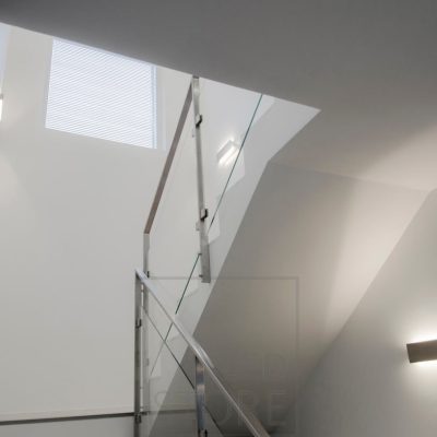 Led seinävalaisin STRAIGHT portaikossa valaisee epäsuorasti seinän kautta ylös ja alaspäin, ja tuo tilaan pehmeää tunnelmavaloa. Ledstore.fi