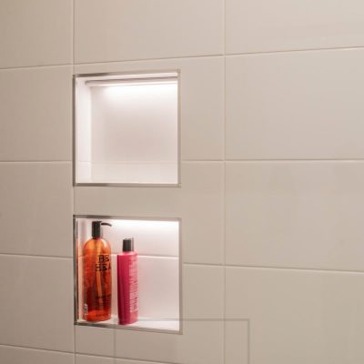 Kylpyhuoneessa pienissä shampoohyllyissä led nauhat valaisemassa sekä korostamassa syvennyksiä. Ledstore.fi