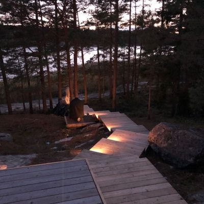 Ulkoportaissa 1W spotti joka askelmalla valaisemassa askelmia ja tuomassa niitä esiin pimeällä. Ledstore.fi