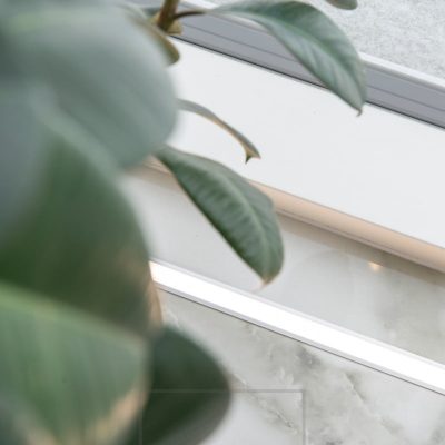 Led nauha upotettuna lattiaan korostamaan ikkunoita ja marmorilaattaa lattiassa. Ledstore.fi