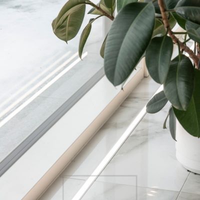 Ikkunoiden edessä korostamassa lattiassa uppoprofiilissa led nauha. Led nauha lattiassa korostaa myös kaunista marmorilaattaa. Ledstore.fi