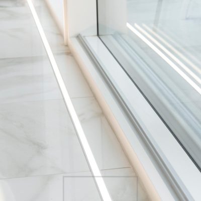 Ikkunoiden edessä lattiassa uppoprofiilissa led nauha. Valaistus korostaa isoja ikkunoita ja kaunista marmorilattiaa. Ledstore.fi