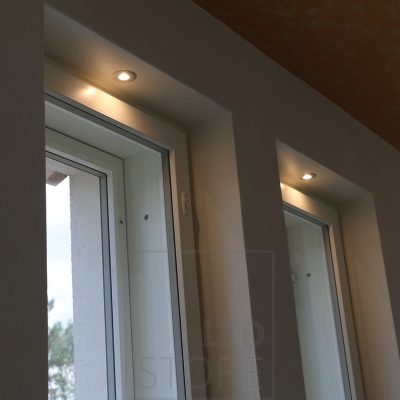 Ikkunoiden korostus pienillä, kiinteillä 3W spoteilla. Ledstore.fi