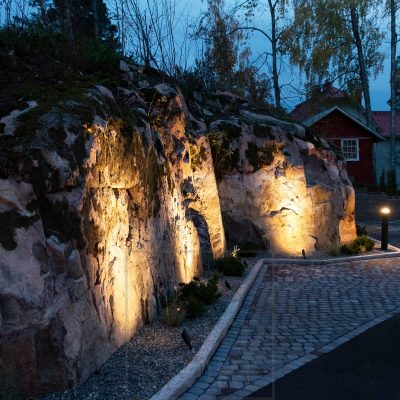 Kalliota valaistu ja korostettu suunnattavilla SPIKE maapiikeillä. Ledstore.fi