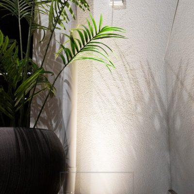 Upotettava terassivalo niin lähellä seinää että siitä saa heijastuspinnan valokeilalle. Ledstore.fi