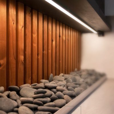 Kylpyhuoneessa kivien korostus led nauhalla joka on kiinnitetty tason pohjaan. Ledstore.fi