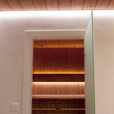 Pesuhuoneen ja saunan valaisua led nauhalla. Pesuhuoneen katossa reunaprofiilissa, saunassa selkänojassa suunnattuna alas- ja ylöspäin sekä penkin alla. Ledstore.fi 