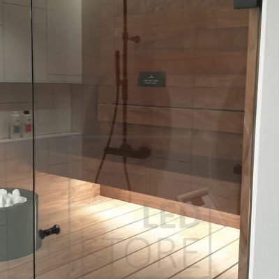 Led nauha lauteen alla, valaisee epäsuoralla valolla saunan. Pesuhuoneen valaistus yltää myös saunaan lasiseinän ansiosta. Ledstore.fi