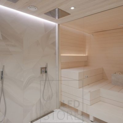 Epäsuoraa valoa sekä pesuhuoneessa että saunassa. Pesuhuoneessa katossa urassa katon ja seinän välissä, saunassa selkänojassa suunnattuna ylöspäin. Pesuhuoneen valaistus valaisee myös saunaa lasiseinien ansiosta. Ledstore.fi