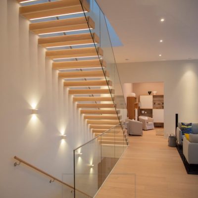 Led nauhat asennettuna portaisiin valaisemaan kaunista epäsuoraa valoa ja korostamassa kaunista portaikkoa. Spotit tasaisessa katossa yleisvalaistuksena. Alimpaan kerrokseen vieviä portaita valaisemassa CUBIC-seinävalaisimet.  Ledstore.fi