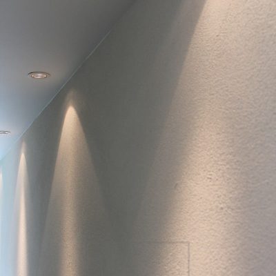 Seinän lähelle asennettujen spottien valokiila tulee kauniisti esiin. Ledstore.fi