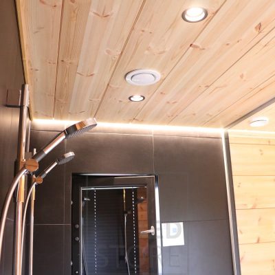 Pesuhuoneen tunnelmallinen valaistus spoteilla ja led nauhalla katon ja seinän välissä. Ledstore.fi