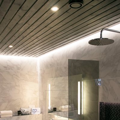 Pesuhuoneessa led valonauha katon ja seinän välissä luomassa tunnelmavalaistusta, led spotit yleisvalaistuksena ja lisävalona. Ledstore.fi