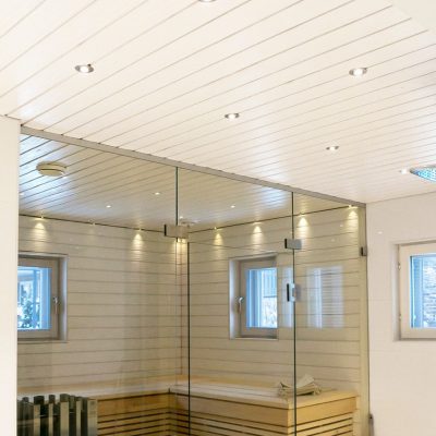 Tunnelmallinen spottivalaistus pesuhuoneessa ja saunassa. Pesuhuoneessa pienet, 3W spotit ja saunassa 1W saunaspotit. Ledstore.fi