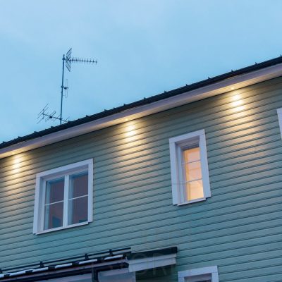 Ulkovalaistuksena räystäässä spotit valaisemassa talon julkisivua. Ledstore.fi