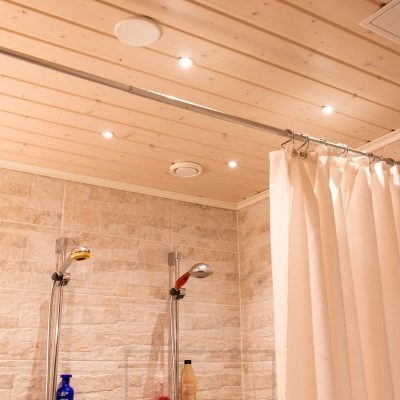 Kylpyhuoneessa pienet led spotit katossa luomassa yleisvaloa. Ledstore.fi