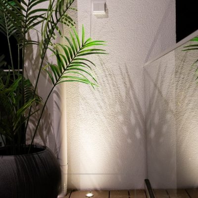Ylöspäin valaiseva terassiin upotettu spotti käyttää seinää heijastepintana ja valaisee tunnelmallista valoa alhaalta ylöspäin. Ledstore.fi