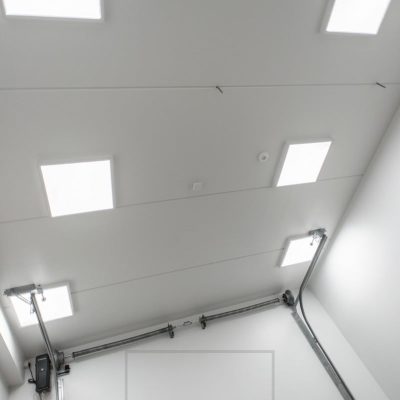 Isot 60cmx60cm paneeli-valaisimet pintakehyksissä katossa tuomassa tilaan tasaisen ja tehokkaan valaistuksen. Ledstore.fi