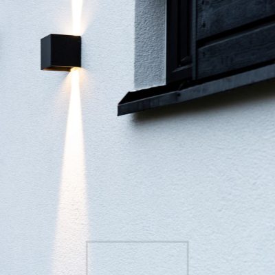 Varaston seinässä kahteen suuntaan valaiseva FUNK seinävalaisin. Valaisin on himmennettävä ja valaisimen sisällä on 4 erikseen liikuteltavaa siipeä josta valon avautumiskulmaa voi säätää. Ledstore.fi 