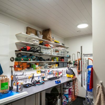 Työpisteellä varastossa isot plafondivalaisimet katossa. Ledstore.fi